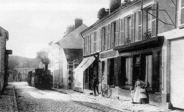 Tramway à vapeur entrant à Maule (Source : Les petits trains et les tramways des Yvelines et de l'Ouest parisien) ID157_07-Train_arrivant_dans_Maule