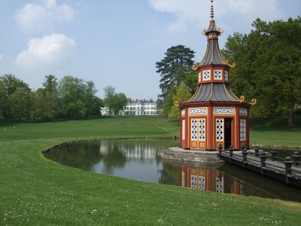 Le pavillon de thé chinois et le château de Groussay