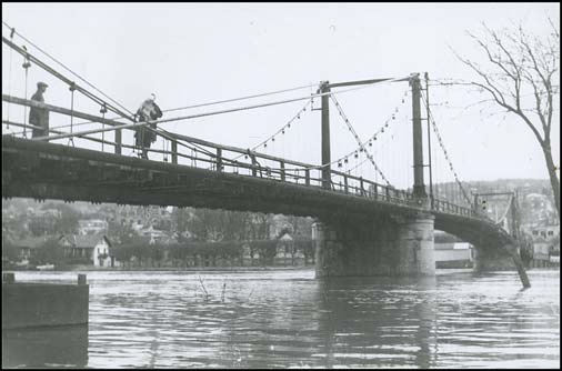 Le pont à péage de 1838 assure le passage jusqu’en 1940. (Collection D. B.)