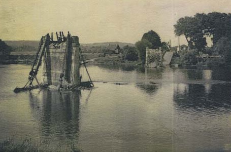 Dynamité en 1940, il ne reste plus que les piles du vieux pont centenaire. (Collection D. B.)