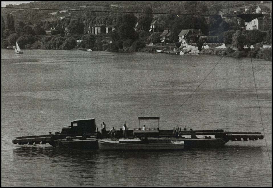 Le grand bac assura la traversée de la Seine de 1943 à 1956. (Collection D. B.)