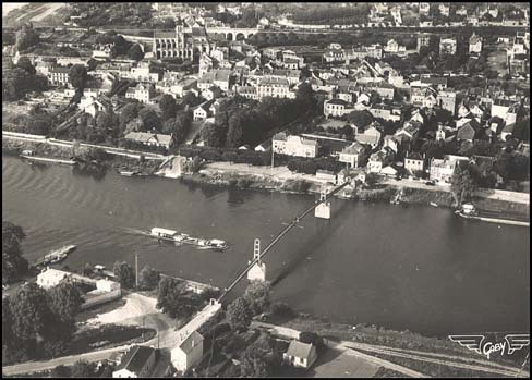 Aménagée après la destruction de l’ancien pont, la passerelle pour piétons fut utilisée jusqu’en 1956. (Collection J. B.)