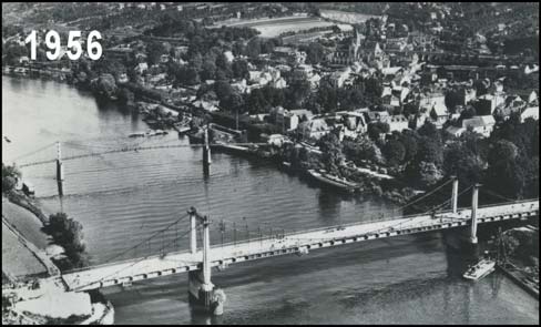 Le pont deTriel en construction. En arrière plan on voit la passerelle et le bac encore en usage. (Collection D. B.)