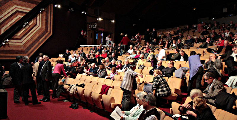 Détente lors de l'entracte ID286 02-colloque-st-arnould