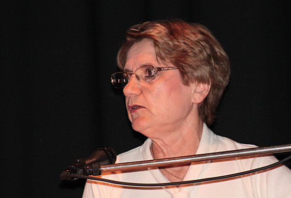 Françoise au micro ID286 03-colloque-st-arnould