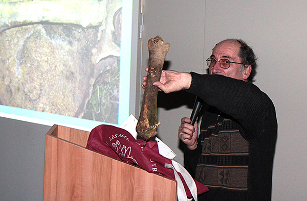 Claude est tombé sur un os ...! ID311 01-Conférence-Rues-de-Triel-C-Barouh
