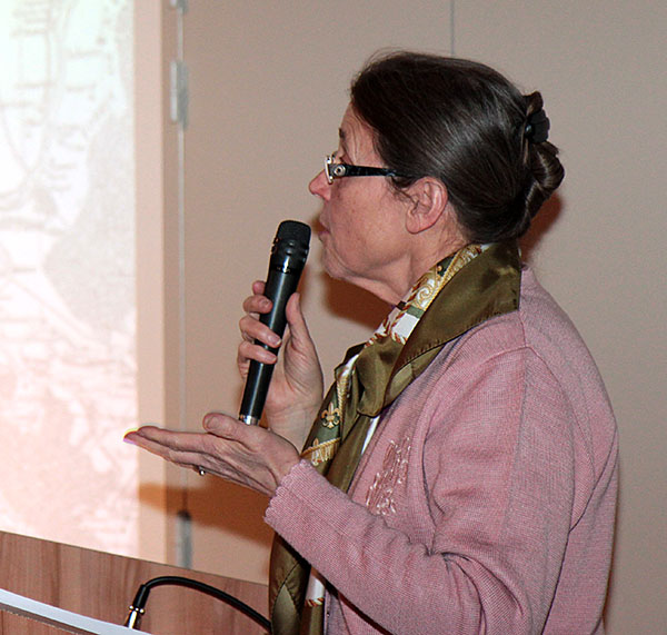 Danièle au micro ID311 02-Conférence-Rues-de-Triel-D.Houllemare