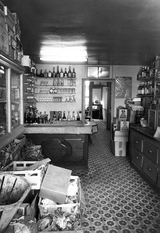L'intérieur de la boutique en 1957 ID319-04 175 rue paul doumer-intérieure boutique 1957