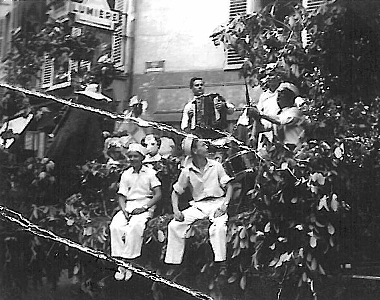 Georges Carminati à l'accordéon sur un char fleuri vers 1954-55 ID320-03-Carminati-Fete