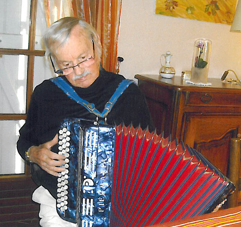 Georges Carminati à l'accordéon (mai 2011) ID320-04-Carminati-Accordeon