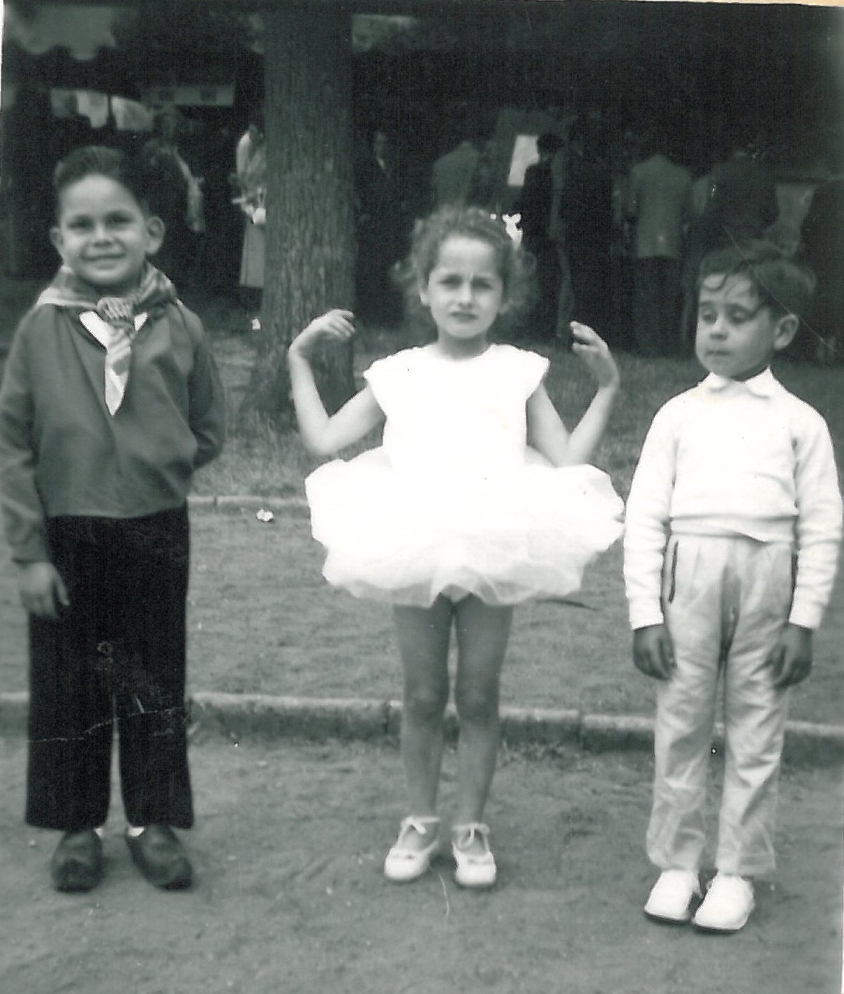 Geneviève en danseuse et Jean Luc Touillet en blanc en 1957 ID324-02 Cimolai-Berling.