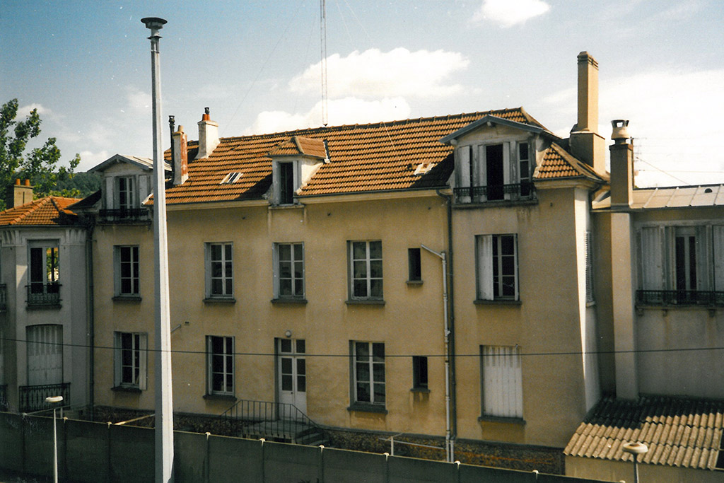 La gendarmerie, côté parc, avant sa démolition, aôut 1989 ID324-06 Cimolai-Berling.