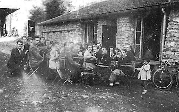 La salle Cadot en 1950 - Mariage de Roger Michel ID336 02 MemVives Gerard Michel 07