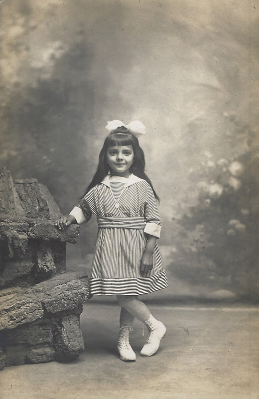 Maman enfant, et déjà son éternel sourire... ID337 05 MemVives Jean Claude Bourdy 05