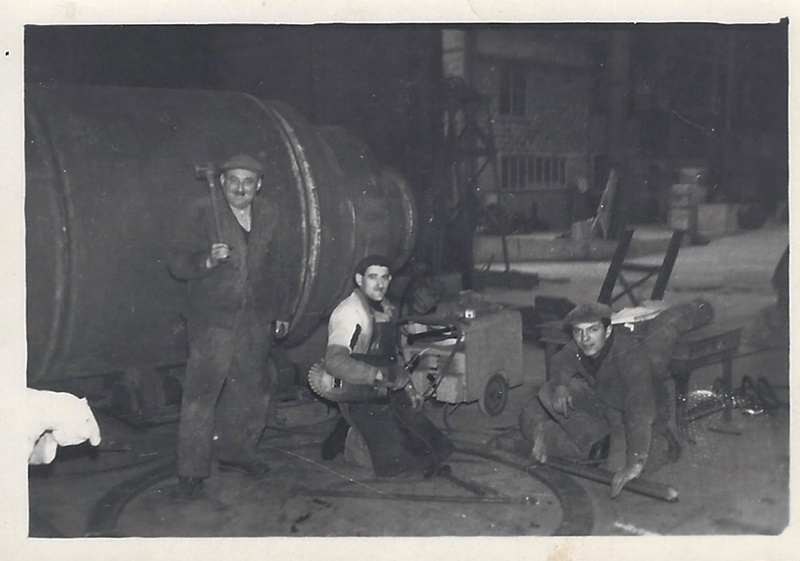 Dans l'usine GRELBIN, en compagnie de l'ami Roger AUFRET ID337 09 MemVives Jean Claude Bourdy 09