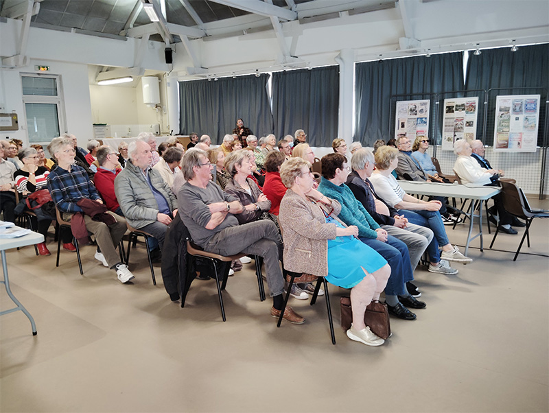 Une salle comble ID349 01 Grands Magasins Parisiens