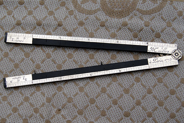2 : Pied pliant (signé du fabricant : Maillez à Paris 1773) Pied pliant (signé du fabricant : Maillez à Paris 1773)