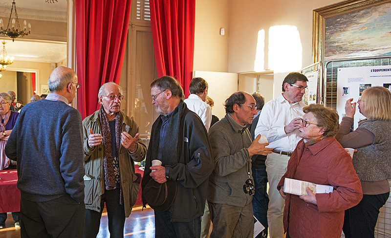 Discussions autour d'un verre. ID401-01-Conference-Chasses-Royales