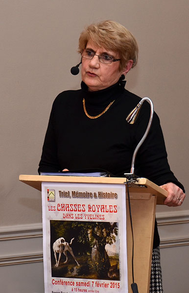 Françoise au micro. ID401-03-Conference-Chasses-Royales
