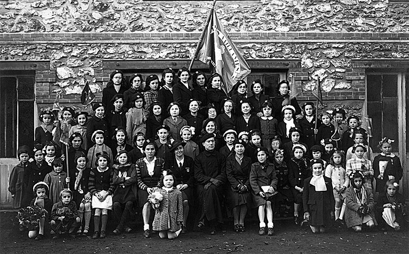 Les Âmes Vaillantes devant la salle Jeanne d'Arc en 1948 - 1947. ID408-10 Les-Ames-Vaillantes