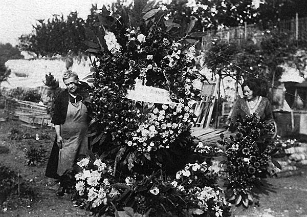 Mme Régnier dans son jardin du Clos ID409 02 L600 MV Françoise Del Rio
