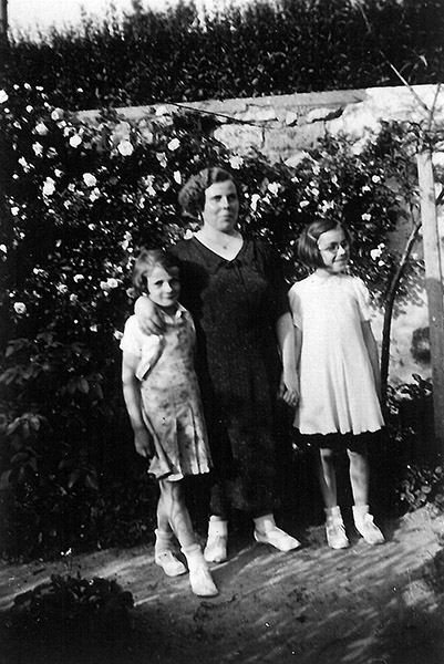 Sur la photo, Nenette, Françoise et Christiane. ID409 10 P600 MV Françoise Del Rio