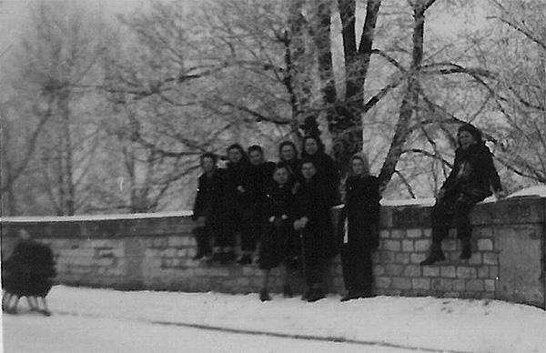 Le pont aux Chèvres, rive gauche. Traineau avec les cartables, à gauche. ID409 21 L600 MV Françoise Del Rio