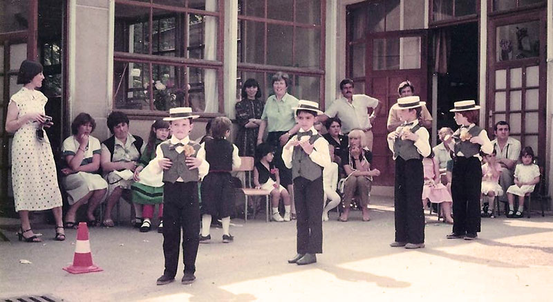 Danse dans la cours vers 1980. ID414 12 Delmas Renard