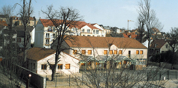 Les nouveaux bâtiments en 1990. ID414 14 Delmas Renard
