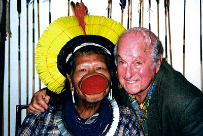 Raoni, chef des Meinakos, en costume traditionnel, en visite à Paris. ID416 09 L400 MV Isy Schwart
