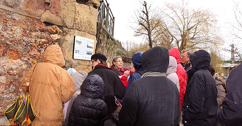 Beaucoup de monde, malgré un temps exécrable, autour de Danièle Houllemare. ID476 02 Inauguration Parcours