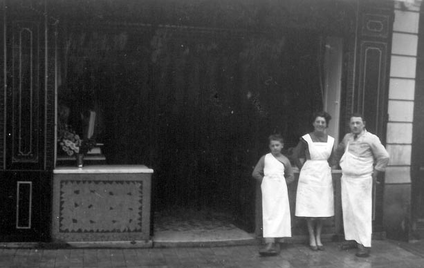 M. et Mme Godet et leur fils – 1953. ID502 03 Je suis née