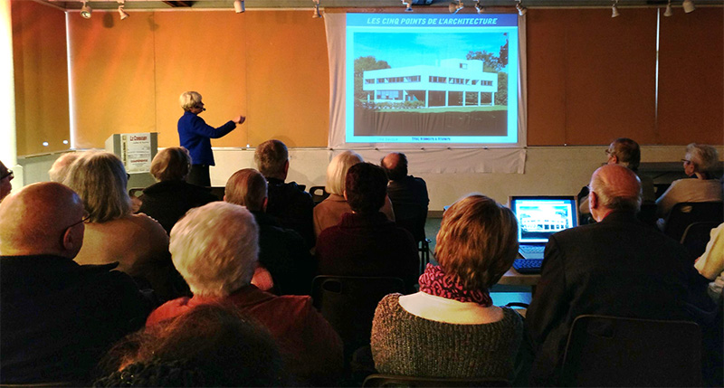 Le public à l'écoute de la conférencière. ID576 01 Confrence Corbusier