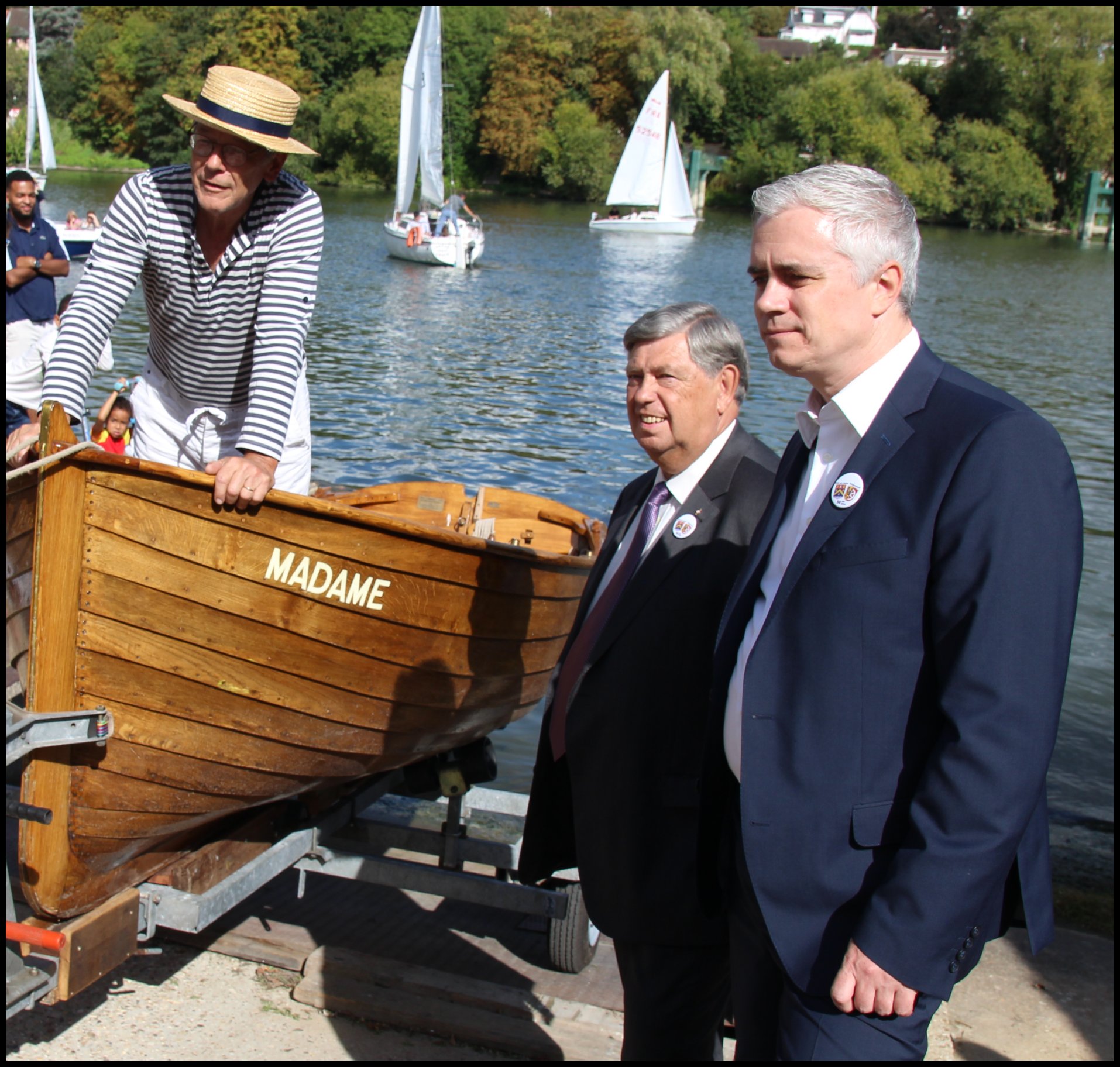 M. Joël Mancel, maire de Triel-sur-Seine et M. Daniell Bastian, maire de Seligenstadt lors de la mise à l'eau de Madame,  la barque. (Photo CsB) ID616 06