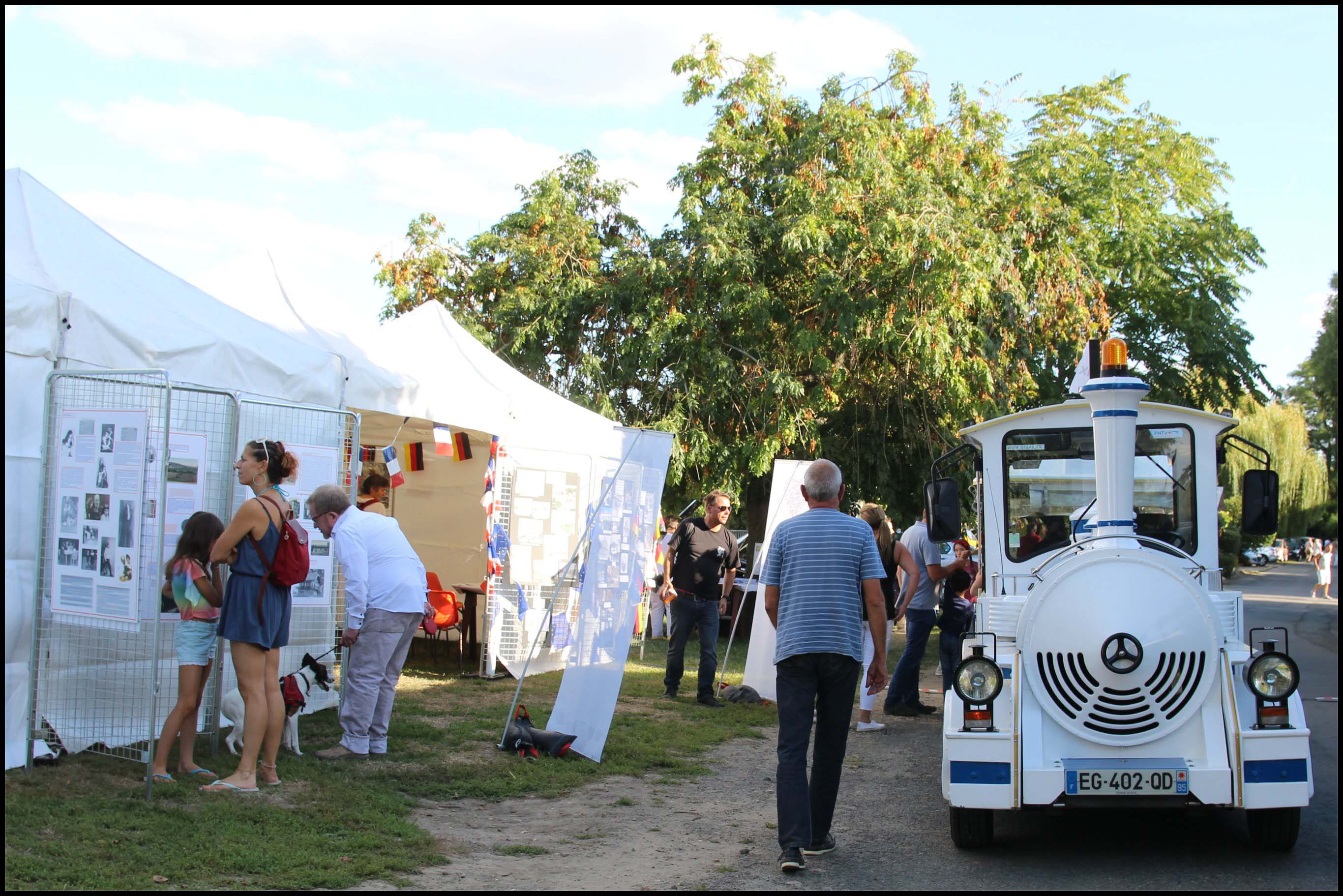 Le petit train est passé et repassé devant le stand de TMH déverssant son lot de  visiteurs qui n’auraient pas traversé la Seine s’ils n’avaient pas été transportés jusqu’à la rive gauche. Merci les organistaurs !  (Photo CsB)  ID616 07