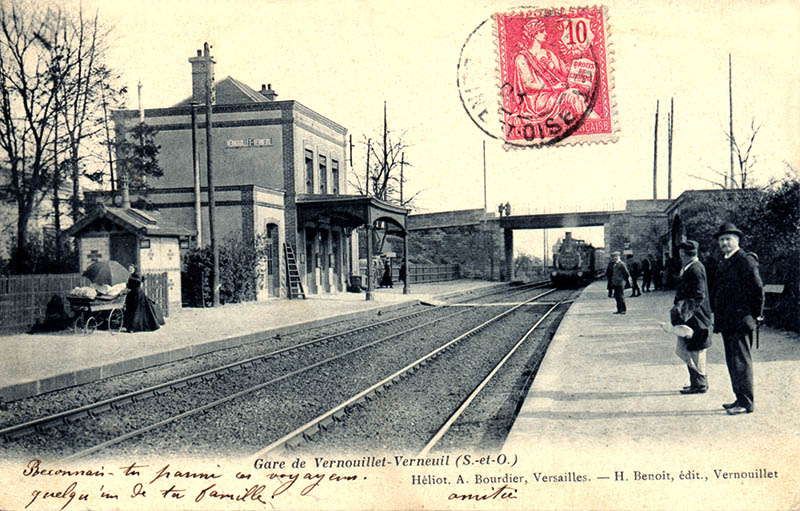 Carte postale de la gare de Vernouillet, envoyée en 1903. L’homme au parapluie accroché dans le dos, au tout premier plan à droite, n’est autre qu’Edmond Pelletier, frère d’Émile, Angèle et Octave. ID655 02 GareVerneuil