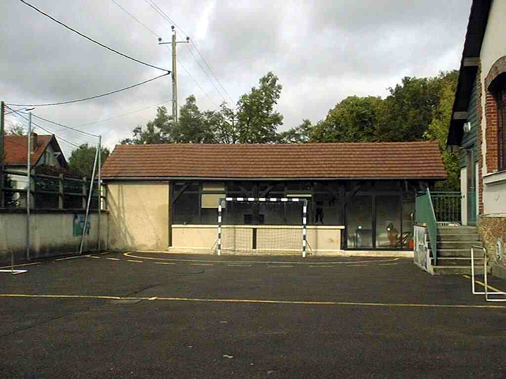 L'école de l'Hautil de nos jours : la cour de récréation ID90_07_ecole_hautil-de_nos_jour_3